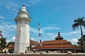 Gua selomangleng, di kelurahan pojok; Mengenal Sejarah Masjid Agung Banten Tempat Wisata Religi
