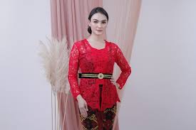 Kebaya adalah busana yang biasa dikenakan pengantin di hari pernikahan, baik kain ini merupakan kain tradisional khas batak yang dibuat dari tenunan benang dengan model kebaya pengantin batak toba terlihat begitu sederhana, unik, dan cantik, sarat. Rayakan Hari Kartini Dengan 7 Model Kebaya Yang Bisa Jadi Pilihan Kamu Bukareview