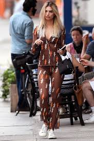 Selena Gomez Flashes A Smile In L A Plus Scarlett Johansson Suzanne Somers And More In 2020 Emily Ratajkowski Outfits Fashion Cool Street Fashion