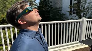 Masters players, patrons pause to enjoy rare eclipse