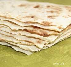 Bagniamo per 30 secondi il pane carasau in acqua calda, mettiamo uno strato di ragù sul fondo della teglia o della pirofila che vogliamo usare e adagiamoci sopra uno strato di pane carasau. Il Pane Carasau Guttiau E Pistoccu Corbula