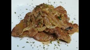 400 g fegato di vitello 250 g pancetta affumicata 100 g burro sale pepe 1 manciatina foglie di salvia 2 uova 100 g pangrattato. Tranci Di Fegato Con Cipolla Youtube