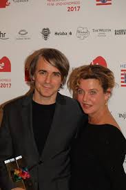 Anschließend wurde er 1993 von dieter dorn, in dessen ensemble er 16 jahre arbeitete. File Hessischer Filmpreis 2017 Jens Harzer Margarita Broich 1 Jpg Wikimedia Commons