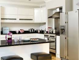 cuisine blanche avec plan de travail noir 73 idees de relooking archzine fr cuisine moderne blanche cuisine brillante blanche cuisine blanche