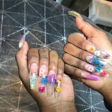 Acrylic Black And Clear Nails Blitzednails On Instagram Clear Acrylic With Flower Details Blackgirlnails French Acrylic Nails Clear Acrylic Nails Girls Nails