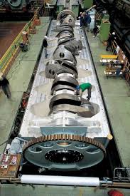 300 Ton Crankshaft Spins At 102 Rpm Moteur Marin Ingenierie Moteur A Explosion