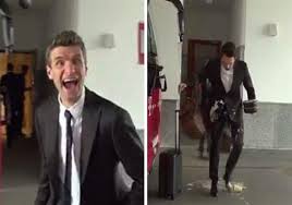 آموزش حذف پنس سرشانه در الگوی بالاتنه جلو به روش مولر. Ù„Ø§Ø¹Ø¨ Ø¨Ø§ÙŠØ±Ù† ÙŠÙ„Ù‚ÙŠ Ø§Ù„Ù‚Ù‡ÙˆØ© Ø¹Ù„Ù‰ Ø¨Ø¯Ù„ØªÙ‡ ÙˆØ²Ù…ÙŠÙ„Ù‡ ÙŠØ¶Ø­Ùƒ Ø¹Ù„ÙŠÙ‡ Ù…ØµØ±Ø§ÙˆÙ‰