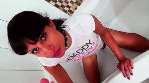 Natasha marcio gioca con il piscio con papà