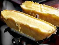 Raclett Stube Raclette Cheese Melted Cheese From A Wheel Served With Potatoes And Pickled Veggies Bizarre Foods Delicious Destin Raclette Party Pinte