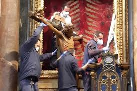 Se dit aussi de la bénédiction que le pape donne du haut du balcon de la basilique saint pierre, pour signifier les deux dimensions de sa démarche en tant qu'évêque de. Coronavius Miraculous Crucifix Moved To St Peter S Square For Pope Francis Urbi Et Orbi Blessing