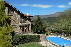 La casa rural pocotrigo se compone de dos casas rurales de piedra y madera, respetando el entorno y la arquitectura de la zona. Viviendas Rurales El Covaju Viviendas Rurales Con Jacuzzi En Picos De Europa Potes Cantabria