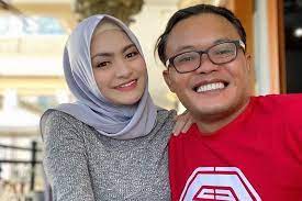 Nathalie holscher resmi menjadi istri komedian entis sutisna atau akrab disapa sule. Finally Sule Opened His Voice About Household Chaos With Nathalie Holscher Okezone Celebrity Netral News