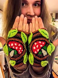 Hi everyone! I'm excited to share that the 𝐀𝐦𝐚𝐧𝐢𝐭𝐚  𝐅𝐢𝐧𝐠𝐞𝐫𝐥𝐞𝐬𝐬 𝐆𝐥𝐨𝐯𝐞𝐬 𝐩𝐚𝐭𝐭𝐞𝐫𝐧 is now available! 🥰 Plus,  there's a 𝐬𝐩𝐞𝐜𝐢𝐚𝐥 𝟑-𝐢𝐧-𝟏 𝐨𝐟𝐟𝐞𝐫 featuring the patterns for  the Peacock, Orange, and Amanita Gloves