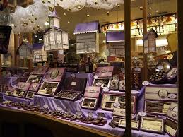 Desde 1939 venimos trabajando en la elaboración artesanal del chocolate, cuidando generación tras generación la excelencia de nuestros productos. El Circuito De Las Chocolaterias De Bariloche