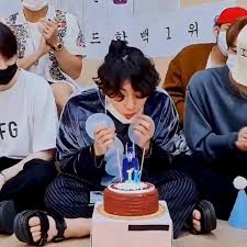 To mark the occasion, the bts idol appeared on vlive to interact with his fans. Iconic Moments From Bts Member Jungkook S Birthday Live You Absolutely Need To Watch All Over Again