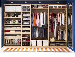 İç açan renkleriyle döşenen yatak odasında. Evim Icin Hersey Puf Noktasi Gardirop Duzeni Nasil Saglanir Ev Icin Ikea Yatak Odasi Walking Closet