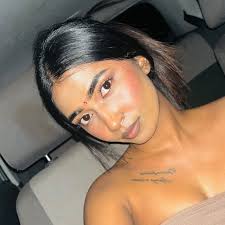 Danielle Daniell's Instagram, Twitter & Facebook