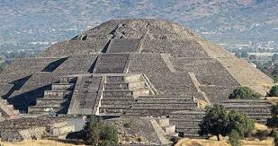 LA PIRAMIDE del SOLE di Teotihuacan in Messico TEOTIHUACAN è una città precolombiana del mesoamerica situata nella valle del Messico a circa 40 chilometri dalla moderna Città del Messico. Oggi è uno