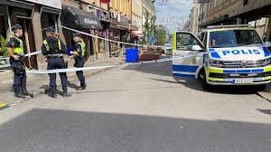 August 2021 | 21:17 @ 21:17 i to personer er sendt til sykehuset med kritiske skader etter å ha blitt skutt i berga i linköping i sverige. Stor Polisinsats Efter Skottlossning I Centrala Linkoping Morkkladd Flydde Pa Cykel P4 Ostergotland Sveriges Radio