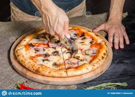 1 pâte à pizza 1/2 poivron 1 boule de mozzarella 100 g de gruyère 10 tranches de coppa fines 40 g de champignons de paris émincés (surgelés) 3 à 4 cu. Saut De La Pizza Epicee Avec Du Salami De La Charcuterie Jambon Saucisses Champignons Poivrons Tomates Fromage Avec Le Cou Photo Stock Image Du Basilic Cuisine 168053980