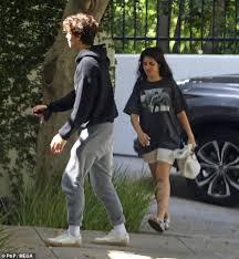 I'm just a human bean. Shawn Mendes Is Casual In Hoodie And Sweats As He Runs Errands With Camila Cabello In La Aktuelle Boulevard Nachrichten Und Fotogalerien Zu Stars Sternchen
