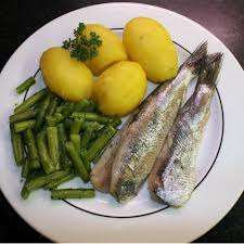 Wer An Die Mecklenburgische Kuche Denkt Denkt An Fisch Hering Mit Kartoffeln Und Grunen Bohnen Sind Ein Typisches Gericht Fisch Essen Matjes Lebensmittelfoto