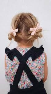 Chignon petite fille des coiffures pour petites filles qui vont vous faire craquer. 10 Idees De Chignons Vraiment Canon Pour Petite Fille Chignon Chignon Petite Fille Coiffure Fillette
