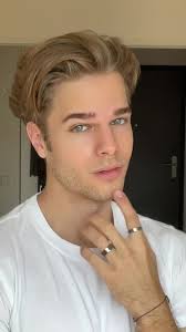 Quick hairstyling video :)