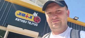 Hinol Polska Wersja wrzucił nagranie z wakacji na Malediwach, a tam  Lidlonka XD W Polsce ze sobą walczą, za granicą łączą siły