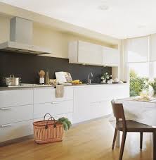 Kuche Farben Ideen Weisse Kuchenzeile Magnolia Wandfarbe Schwarzer Spritzschutz Matt Kuche Farbe Moderne Kuche Kuchen Mobel
