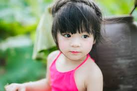 Bé 4 tuổi đẹp tinh khôi, ngọt mọng như búp sen trong sương sớm