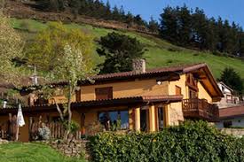 Casa rural situada en el alto de las muñecas, donde se domina el valle de sopuerta (bizkaia). Hotel Rural Gailurretan En Pais Vasco Entre Vizcaya Y Cantabria