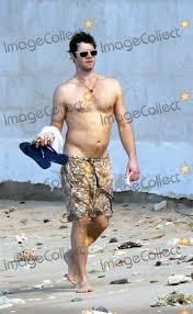 Howard donald was born on april 28, 1968 (age 53) in droylsden, england. Photos And Pictures Take That S Howard Donald 42 Goes Shirtless On The Beach Showing Off His Toned Physique As He Collects Corals With His Daughter Grace 11 Donald Also Took A