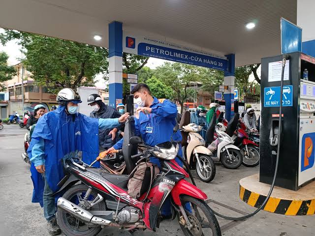 TP.HCM: Người dân đội mưa nối hàng dài chờ đổ xăng, đi sớm 30 phút vẫn chưa  đến lượt