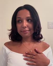 When I first saw “Yuiza” by Puerto Rican artist Samuel Lind  (@vejigante_colobo), it took my breath away 😮 La belleza! The rich colors,  the quiet confidence, the remembrance. I was foraging on