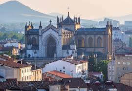 Whether you want to experience the city like a tourist or follow the locals, check out this great resource for your trip. Guia De Vitoria Gasteiz