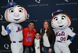 Photos: Mr. and Mrs. Met meet fans at Queens Center Mall ahead of 2025 Mets  season – QNS
