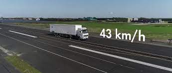 瑞鳳殿 on twitter 大型トラックが時速43km hで渋滞の最後尾に突っ込むという実験映像です わずか43km hの速度でもトラックに挟まれた乗用車はこうなってしまいます これがあるから渋滞最後尾でトラックの後ろに付くのは避けるようにしてくださいね https t co