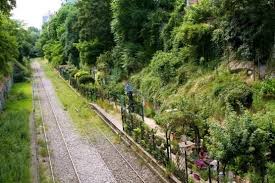Paris Secret Nouveaux Jardins Sur L Ancienne Petite Ceinture Dans Le 18e Puces De Clignancourt Jardins Partages Foo Jardinage Urbain Paris Secret Paris