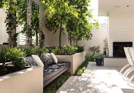 A Creative Solution To Bench Seating And Garden Design In This Alfresco Combining Mirrors With The L Hofjestuin Landschapsontwerp Kleine Achtertuin Tuin Ideeen