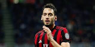 İtalya'nın milan takımında forma giyen hakan çalhanoğlu, çocukluk aşkı sinem çalhanoğlu ile 2017 yılında almanya'da dünyaevine girmişti. Hakan Calhanoglu Dan Ayrilik Aciklamasi Fotomac