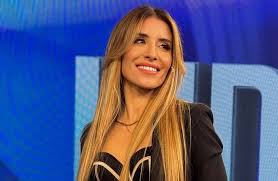 Mariana Brey eligió la campera de jean en tendencia y la combinó con un  vestido del