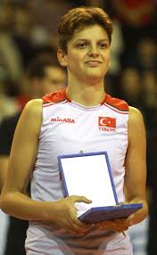 Sosyal paylaşım sitesi instagram'da @ebrarkarakurt18, twitter'da @karakurtebrar18 kullanıcı adıyla yer almaktadır. Dunya Sampiyonu Ebrar Karakurt 1 Lig De Forma Giyecek Voleybolunsesi