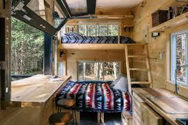 Une Petite Cabane Contemporaine En Bois De 22m2 Au Bord D Un Lac Planete Deco A Homes World Petite Cabane Cabane Confortable Petite Maison Bois