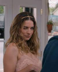 Schitt S Creek On Instagram Here S 29 Seconds Of Alexis Rose Trying To Wink Schitts Creek Alexis Beauty