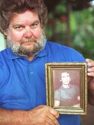 Kadang-kadang realiti lebih menakutkan daripada fiksyen'. Pada tahun 1983,  berhampiran Great Barrier Reef, bot tunda udang Ray Boundy terbalik dalam  ribut dan dia serta dua anak kapalnya terpaksa berenang untuk menyelamatkan  diri.