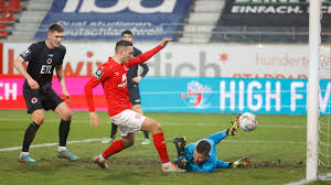 “Hallescher FC holds ground against Elversberg with a 1-1 tie”