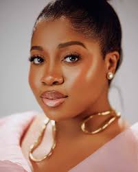 Abeg leave Veekee James for me. A woman who is so audacious, hand  working💪, intelligent, gracious, and bold. Untop of that, she come love  her husband like say her life depends on