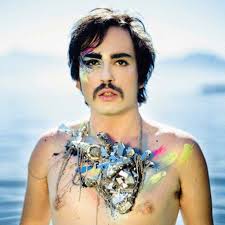 Douglas Rocha revela o podemos aprender com os looks de celebridades LGBT  da música