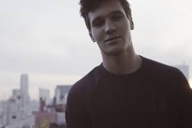 Es erschien sein erstes album irgendwas gegen die stille, das auf platz drei in den. Wincent Weiss News Wincent Weiss Prasentiert Das Video Zur Aktuellen Single Feuerwerk